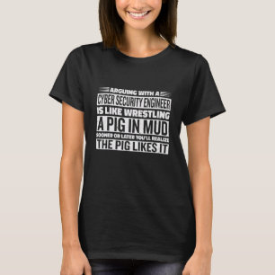 Camiseta discutindo com um engenheiro de segurança cibernét