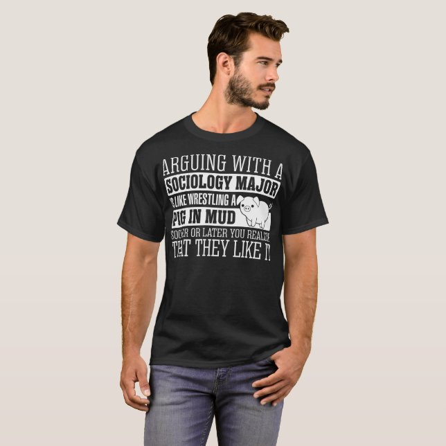 Camiseta Discutir com o major da Sociologia gosta do porco (Frente Completa)