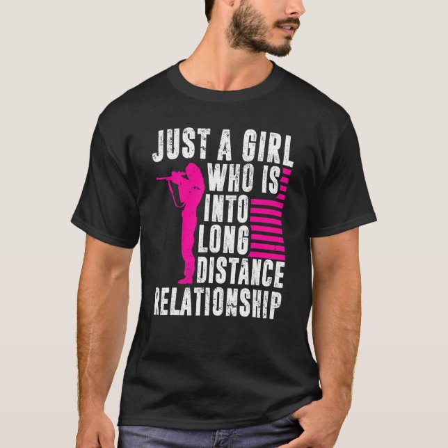 Camiseta Disparos De Longa Distância Apenas Uma Rapariga De (Frente)
