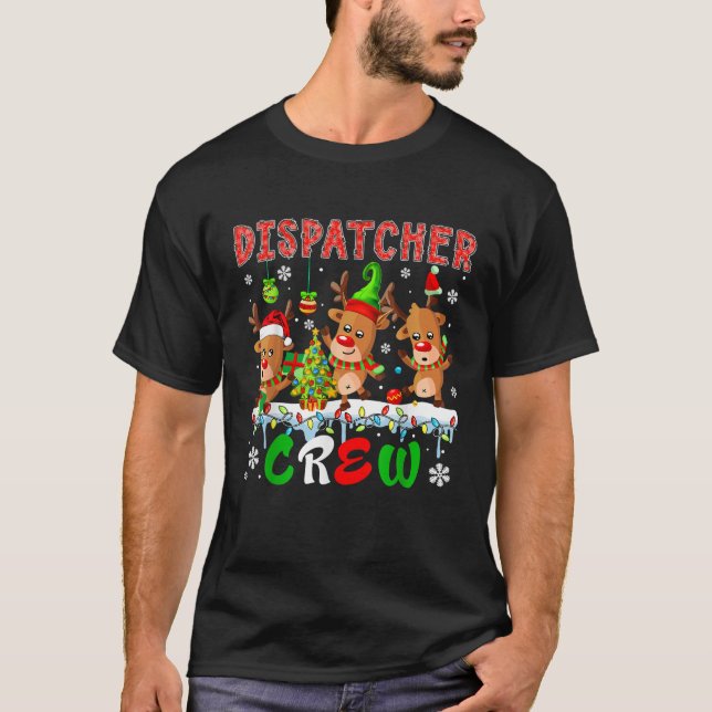 Camiseta Dispatcher Crew Three Cute Santa Elf Reindeers Xma (Frente)