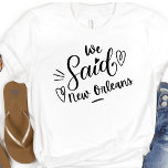 Camiseta Dissemos A Nova Orleans Uma Bachelorreia Branca En<br><div class="desc">Um design moderno bonito para a festa de casamento ou para uma solteira se livrar. "Dissemos Nova Orleans" numa tenda branca,  tem coração e é certo que será notada. Destino da festa de solteira... Nova Orleans,  pode ser vestida para janto de ensaio,  e junto com sua festa de casamento.</div>
