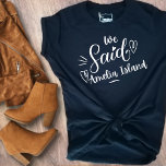 Camiseta Dissemos Amelia Island Engraçado Bachelorette Negr<br><div class="desc">Um design moderno bonito para a festa de casamento ou para uma solteira se livrar. As palavras irrisórias" Dissemos Amelia Island" em uma tenda preta, tem coração e certamente será notada. Destino da festa de solteira... Amelia Island, pode ser vestida para janto de ensaio, e junto com sua festa de...</div>