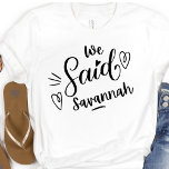 Camiseta Dissemos: Savannah Funny White Bachelorette<br><div class="desc">Um design moderno bonito para a festa de casamento ou para uma solteira se livrar. As palavras irrisórias" Dissemos Savannah" numa tenda branca, tem coração e é certo que será notado. Destino da festa de solteira... Savannah Georgia, pode ser vestida para janto de ensaio, e junto com sua festa de...</div>