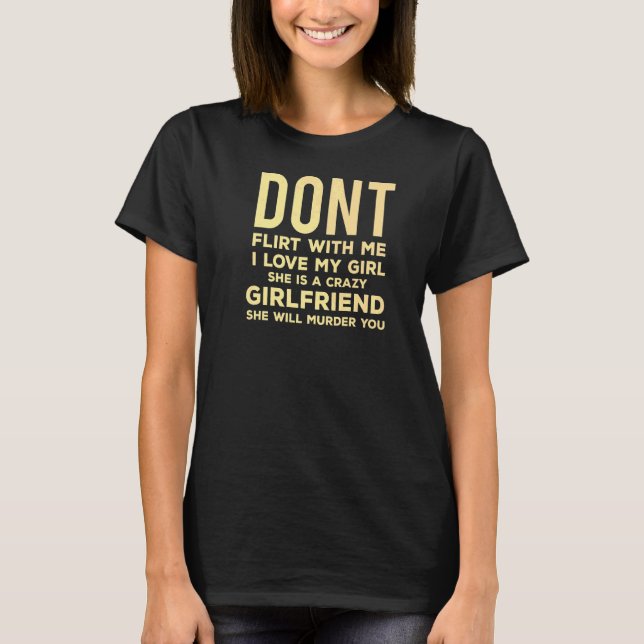 Camiseta Distante Não flerte comigo minha Namorada (Frente)