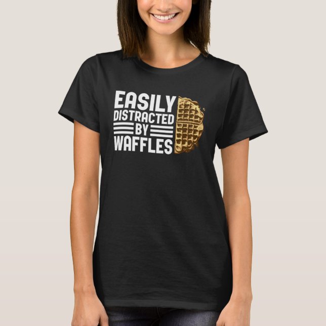Camiseta Distracted by Waffles Ironic Saying Waffle Fan (Frente)