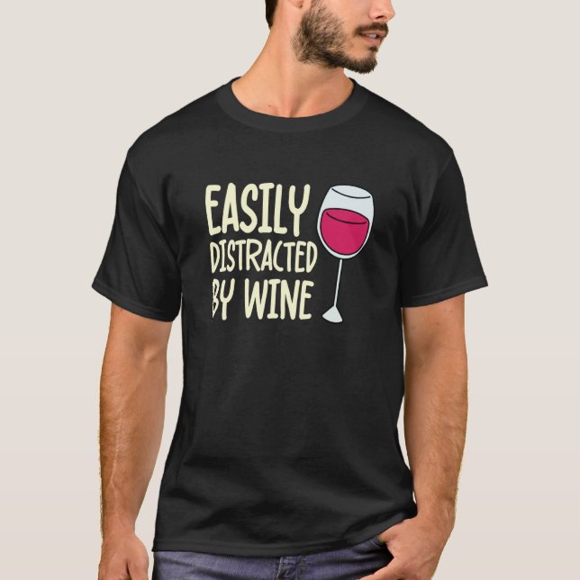 Camiseta Distracted By Wine Drinking Drinker Sayings Graphi (Frente)
