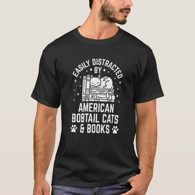 Camiseta Distraído facilmente por Bobtail Cat e Book americ (Frente)