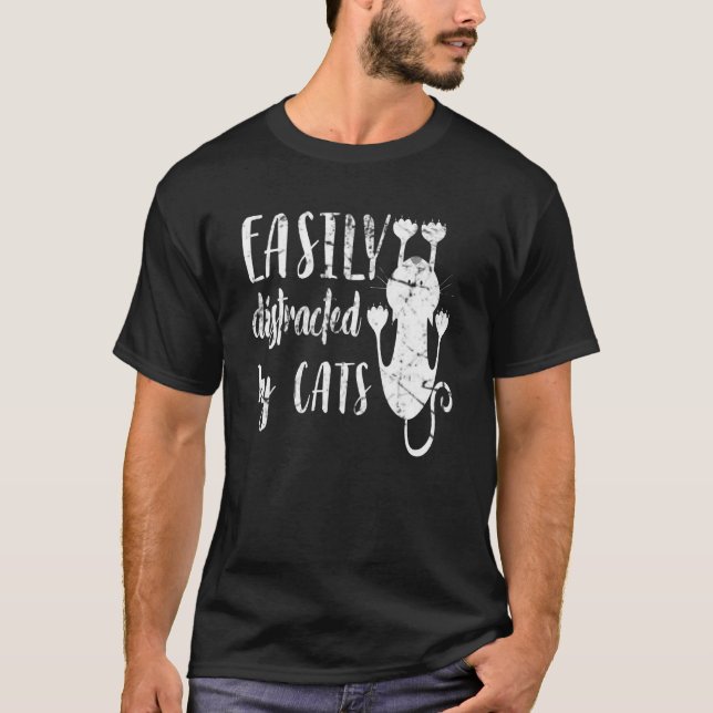 Camiseta Distraído Facilmente Por Gatos (Frente)