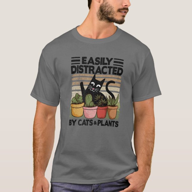 Camiseta Distraído Facilmente Por Gatos E Plantas Jardim Mã (Frente)