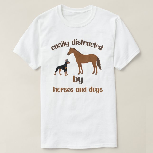 Camiseta Distraídos Facilmente Por Cavalos e Cães (Frente do Design)
