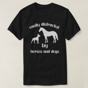 Camiseta Distraídos Facilmente Por Cavalos e Cães
