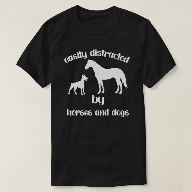 Camiseta Distraídos Facilmente Por Cavalos e Cães (Frente do Design)