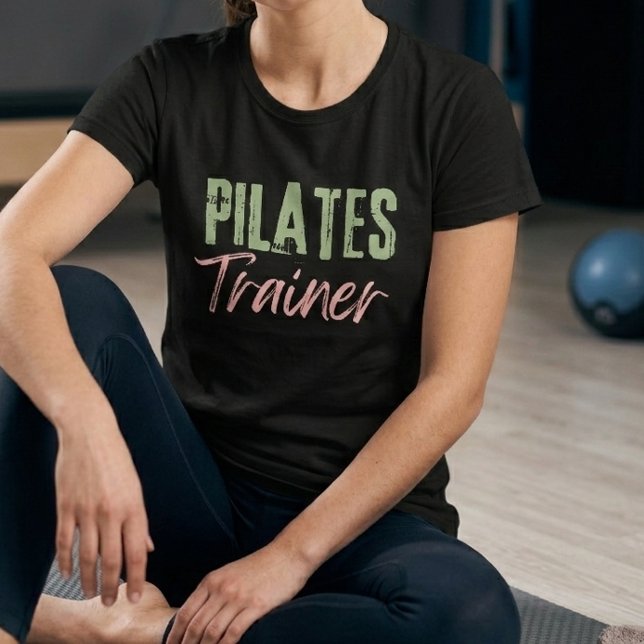 Camiseta Distressed com Citação de Treinador de Pi (Pilates Trainer Tshirt)