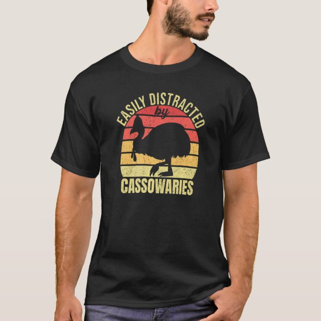 Camiseta Distribuído Facilmente Pela Cassowaries Retro Cass (Frente)