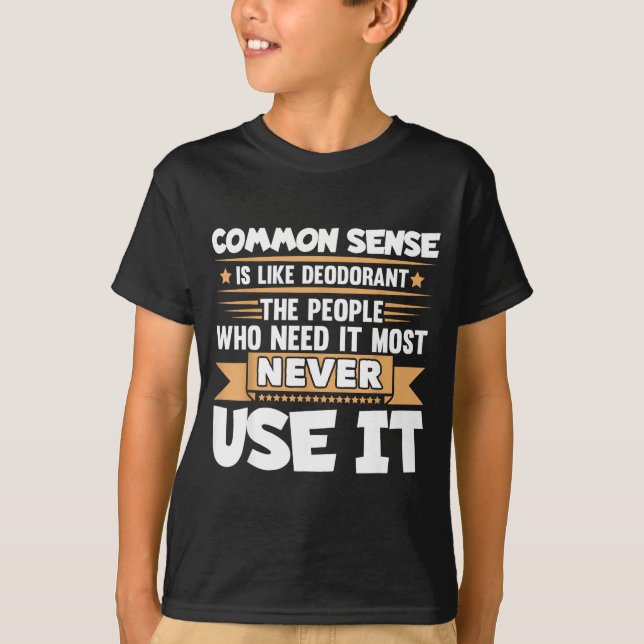 Camiseta Dito engraçado O senso comum é como desodorante Pi (Frente)