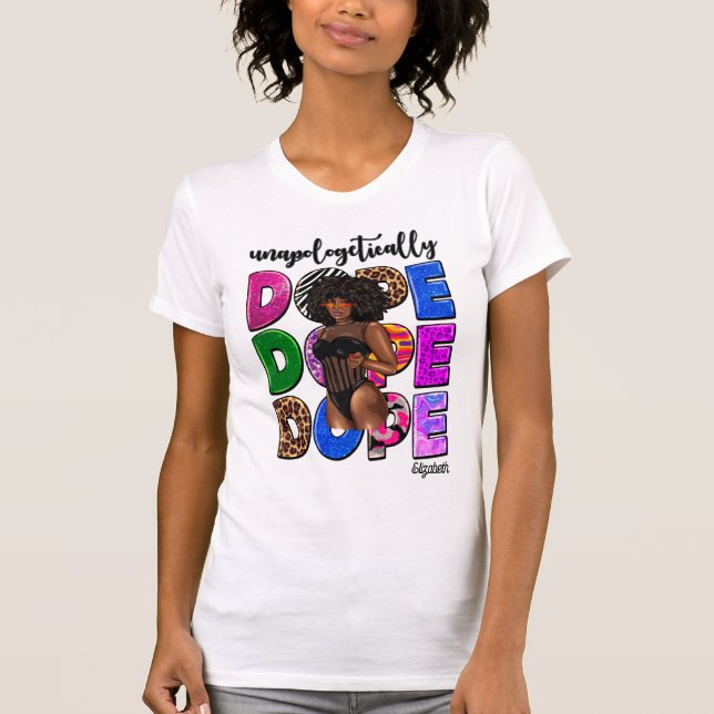 Camiseta Diva Negra Estilosa Abraçando Confiança Ousada (Frente)