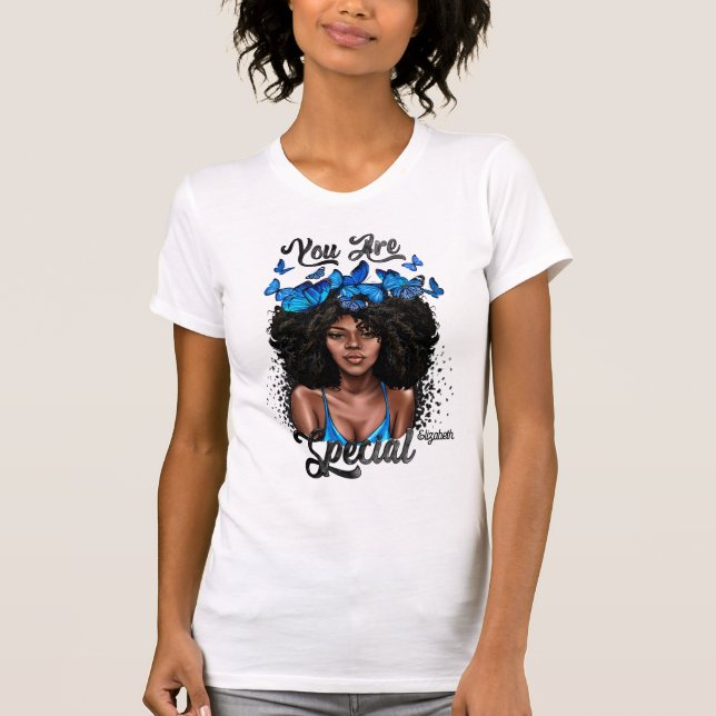 Camiseta Diva Negra Radiante Abraçando Empoderamento Ousado (Frente)