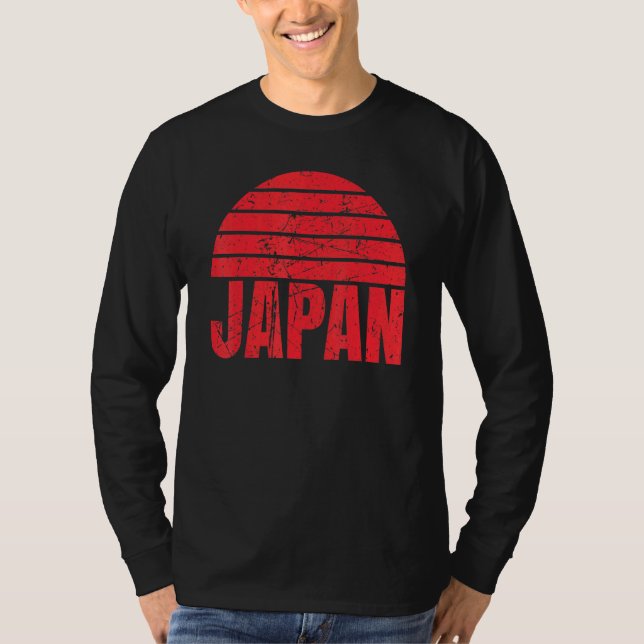 Camiseta Diversão Do Japão Abaixo De Um Fundo De Sol Vermel (Frente)