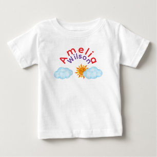 Camiseta Diversão no Nome do Arco-íris Nuvem Sol no Céu