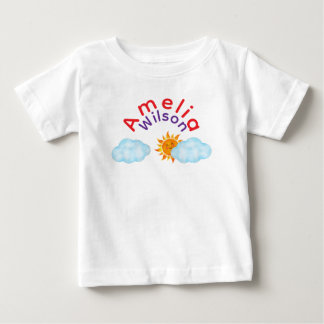 Camiseta Diversão no Nome do Arco-íris Nuvem Sol no Céu