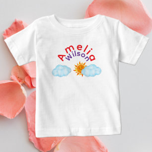 Camiseta Diversão no Nome do Arco-íris Nuvem Sol no Céu