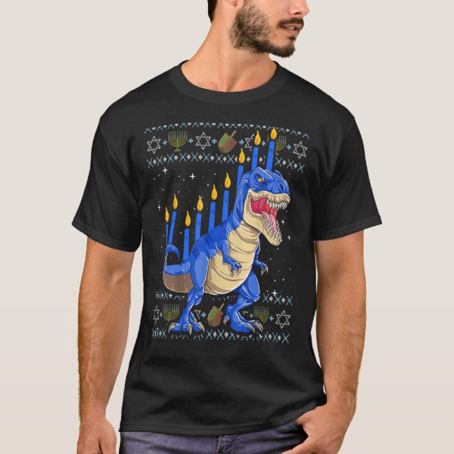Camiseta Diversão Ugly Hanukkah Sweater Menorasaurus Rex Di (Frente)