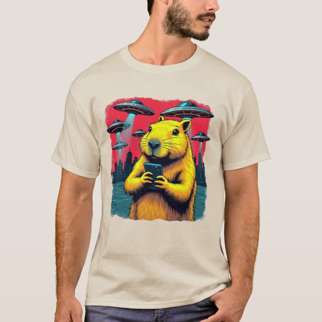 Camiseta Divertida de Capivara com Selfie e OVNIs  (Frente)
