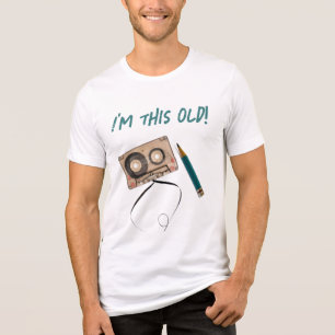 Camiseta Divertida Fita Cassete e Lápis Estou Velh