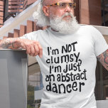 Camiseta Divertido Engraçado Não Dançarino Abstrato desajei<br><div class="desc">Procurando uma camisa única e divertida que captura perfeitamente sua personalidade? Não vejam mais que esta camisa com a inscrição original em preto com a frase engraçada e inteligente "Eu não sou desajeitado, sou apenas um dançarino abstrato", esta impressão com certeza adiciona um toque de humor e capricho a quem...</div>