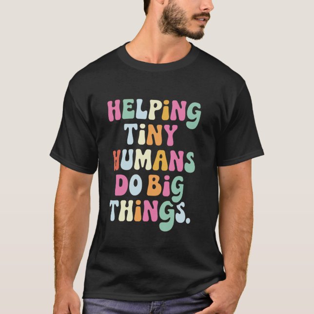 Camiseta Divertido Retro Ajudando Pequenos Humanos a Fazer  (Frente)