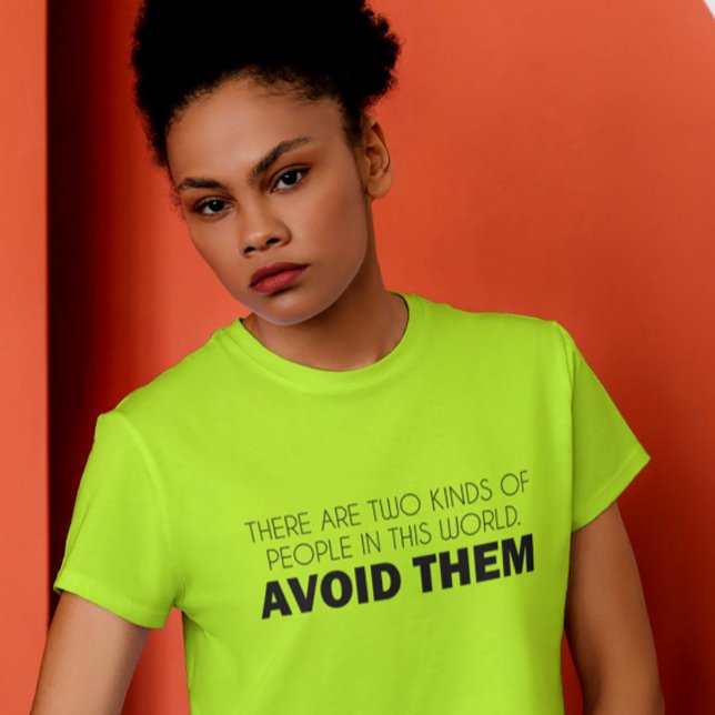 Camiseta Dividing the World, One Sarcasm at a Time (Bold, sarcastic, and straight to the point—wear your mood with this “Avoid Them” statement tee!)