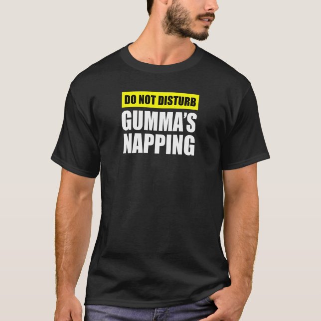 Camiseta Do Not Disturb Gumma s Napping Grandmother (Frente)