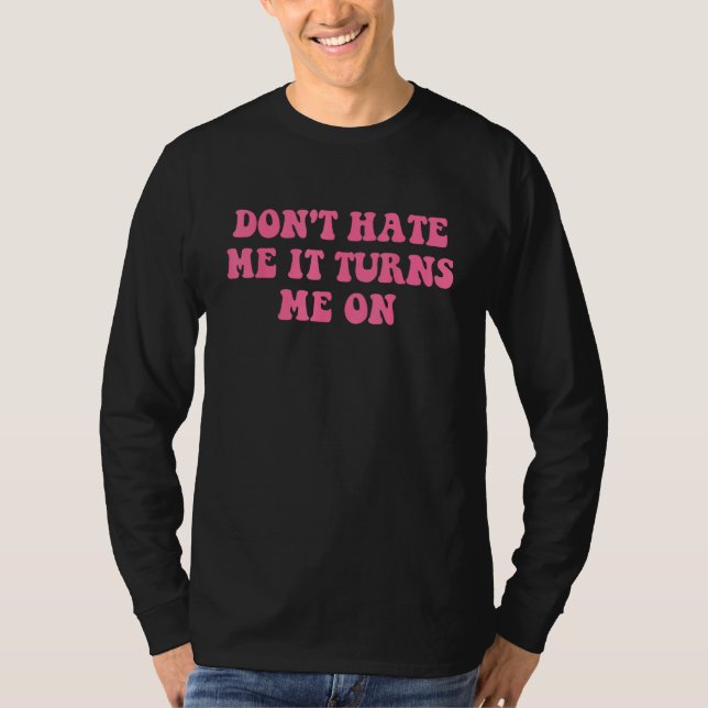 Camiseta Do Not Hate Me It Turns Me On  Pink Text (Frente)