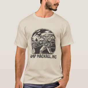 Camiseta Do "parte dianteira de Mackall acampamento" -