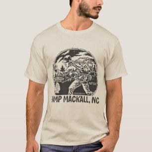 Camiseta Do "parte dianteira de Mackall acampamento" - aba