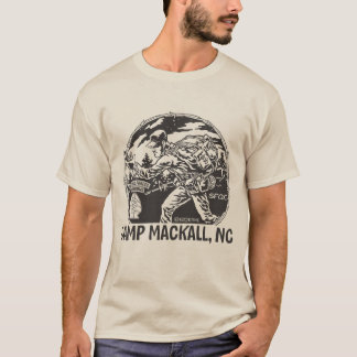 Camiseta Do "parte dianteira de Mackall acampamento" - aba