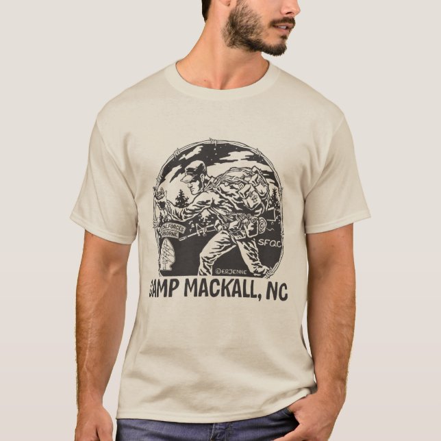 Camiseta Do "parte dianteira de Mackall acampamento" - aba (Frente)