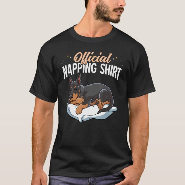 Camiseta Doberman Moderno Dormindo Oficial (Frente)