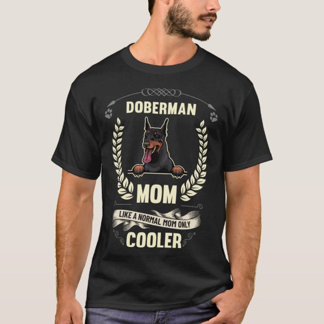 Camiseta Doberman Mom Like A Normal Mom Only Cooler  Dog Ow (Frente)