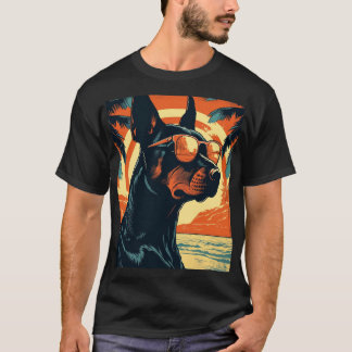 Camiseta Doberman numa praia tropical durante o pôr do sol
