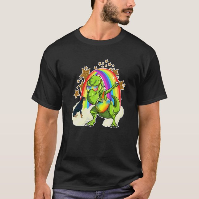 Camiseta Doberman Pinscher Cavalga Nuvem de Arco-íris ao La (Frente)