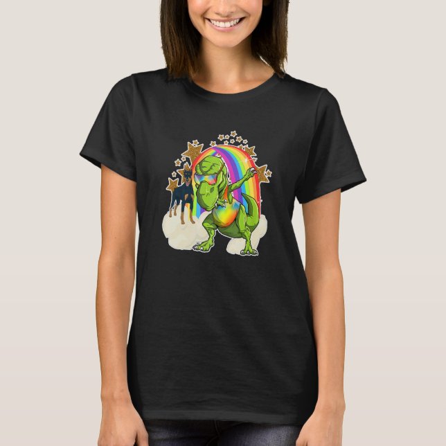 Camiseta Doberman Pinscher Cavalga Nuvem de Arco-íris ao La (Frente)