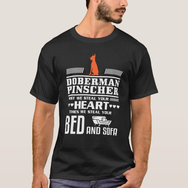 Camiseta Doberman Pinscher Rouba Seu Coração Cama e Sofá (Frente)