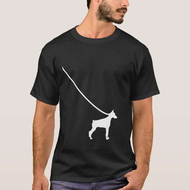 Camiseta Doberman Pinscher Sobre Um Cachorro De Couro (Frente)