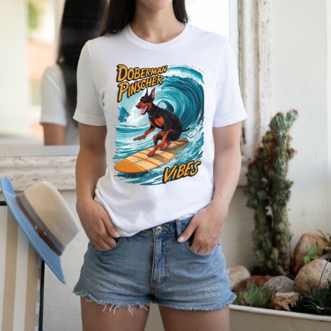 Camiseta Doberman Pinscher Surfer Riding Tropical Wave (Criador carregado)