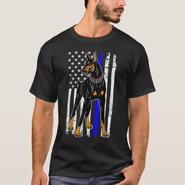 Camiseta Doberman Pinscher Thin Blue Line America Flag (Frente)