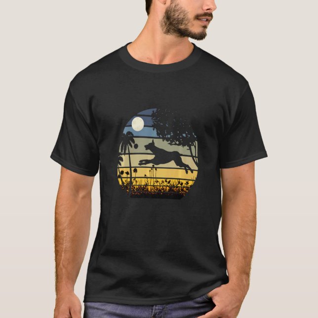 Camiseta Doberman Saltando Em Um Campo De Flores Noite De L (Frente)