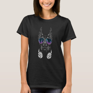 Camiseta Dobermann DJ descolado com óculos de sol e fones d