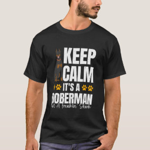 Camiseta Dobie MANTENHA A CALMA É UM DOBERMAN NÃO UM TUBARÃ