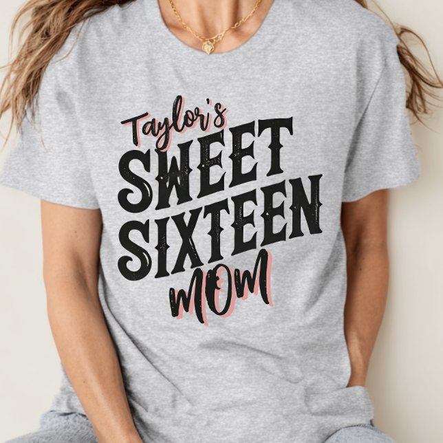Camiseta Doce Dezesseis Mãe Texto Preto e Rosa Moderno (Sweet sixteen mom t-shirt in gray with bold black and pink lettering, casual modern style.)